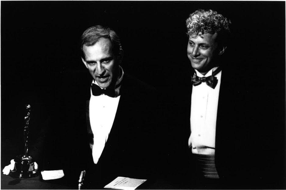アカデミー賞授賞式での二人の監督(右がロバート・エプスタイン　左がリチャード・シュミーセン（故人）)